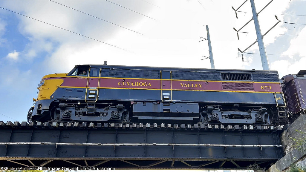 CVSR 6771 steps onto the Cascade Locks Bridge.